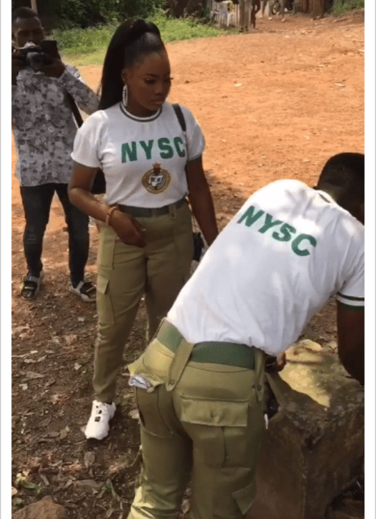 Corper proposes to his girlfriend 