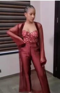 “Maybe she’s in charge of those serving the drinks” Adesua Etomi ridiculed over outfit to Kemi Adetiba’s wedding
