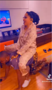 Carry Me dey Go.Tonto Dikeh suffers setback on her way to husband's house (Video)