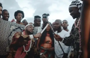 “I Go Carry Cloth Join Video Wey Them No Invite Me” – Sabinus Reacts After Being Spotted With Davido In Old Music Video