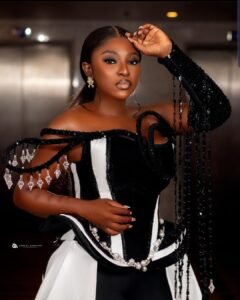 Popular Nollywood actress, Yvonne Jegede has replied to BBNaija Khloe Abiri's statement shaming women who wear natural hair. During a podcast appearance, Khloe Abiri expressed her dislike of ladies who wear their natural hair everywhere, even at exquisite events. According to her, ladies should only run errands with their natural hair rather than getting all dressed up in a dress and heels. She also warned ladies wearing natural hair to come to her event. In a recent video shared online, Yvonne Jegede reacted to Khloe's statement on natural hair. Yvonne, who has been seen wearing wigs herself, continued: “One this I hate wigs for is that no matter how natural it looks, people can still tell it's not your natural hair. People can still tell that this thing on your head did not grow out from your skull.”